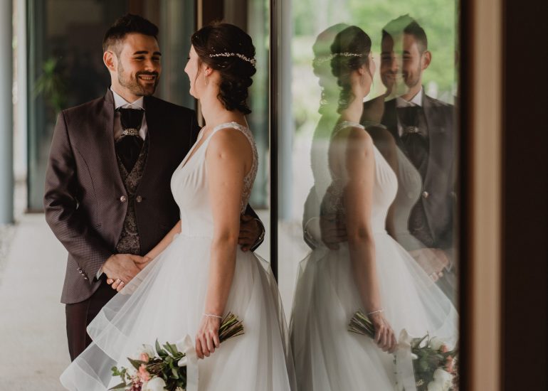 Pareja de novios recién casados en Pazo de Toubes