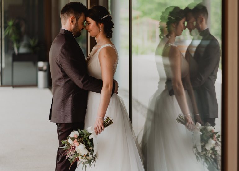 Pareja de novios recién casados en Pazo de Toubes