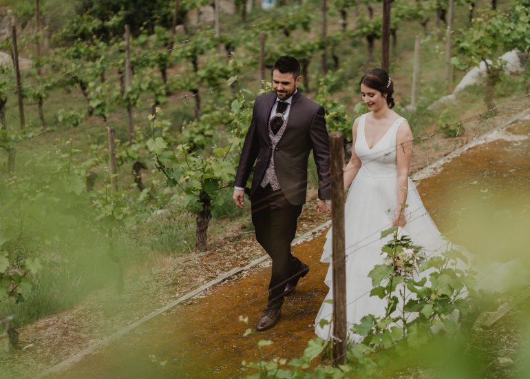 Pareja de novios recién casados en Pazo de Toubes