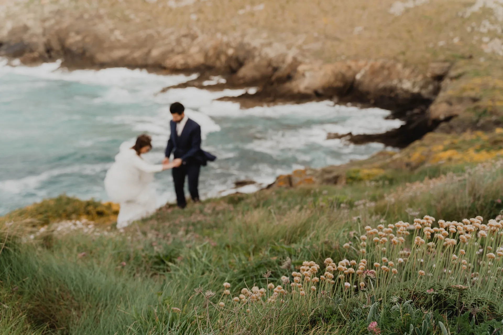 Novios en los acantilados junto al mar
